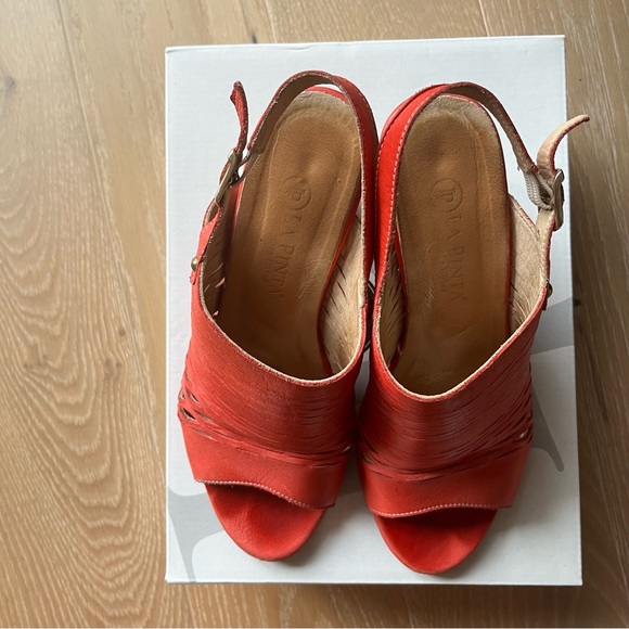 La Pinta Red Leather Sandles with Heel - Picture 5 of 5